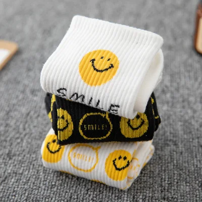 Calcetines con dibujos animados de Smiley para mujer, moda japonesa, Kawaii, lindos calcetines de tripulación, niñas, blanco, negro, cara sonriente, calcetín de algodón informal